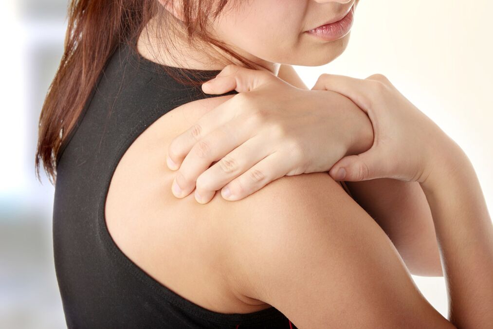 Osteochondrozie szyjnej może towarzyszyć ból w barkach